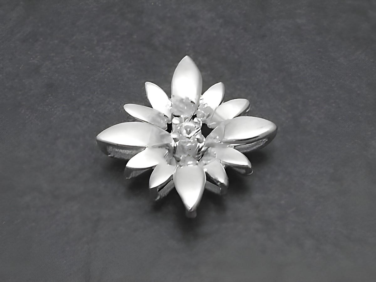 Silber Anhänger -City- 16x16mm mit synthetischem Spinell in Form einer Blume, hergestellt von Juwelier Harnisch, Pflanzenmotiv, elegant und dekorativ gestaltet.