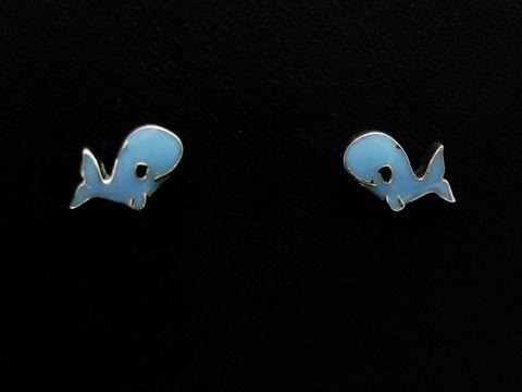 Silberne Ohrringe in Wal-Form mit blauer Emaille für Kinder, rhodiniert, Ohrstecker von Juwelier Harnisch.