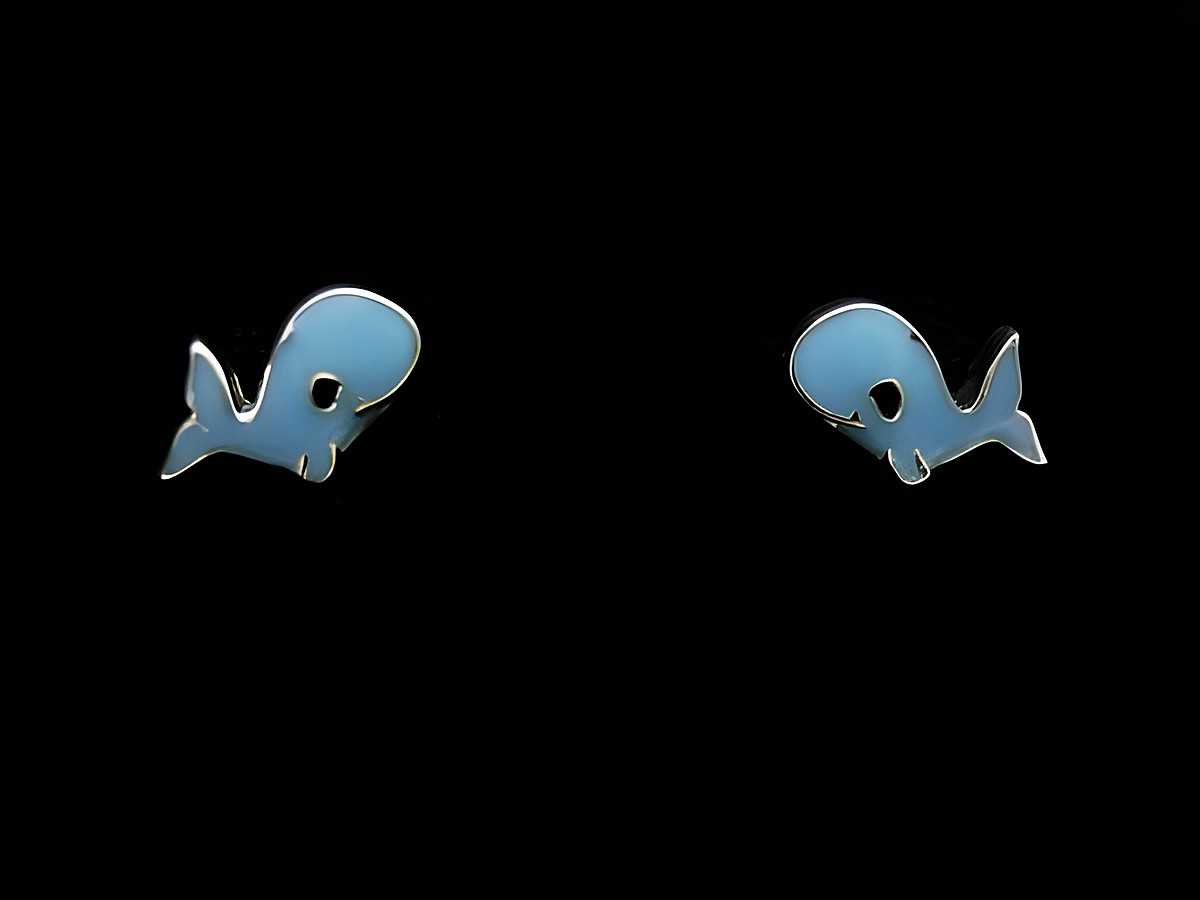 Silberne Ohrringe in Wal-Form mit blauer Emaille für Kinder, rhodiniert, Ohrstecker von Juwelier Harnisch.