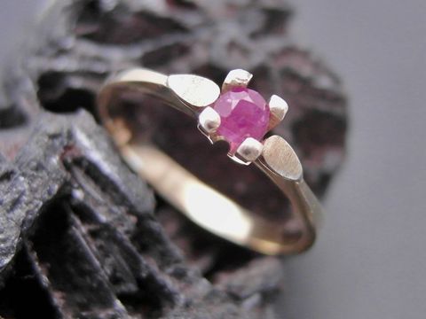 49564-0 Goldring schlicht elegant in Größe 50,5 mit einem Rubin aus Gold 333. Hersteller Juwelier Harnisch, geeignet bis Größe 52/17.