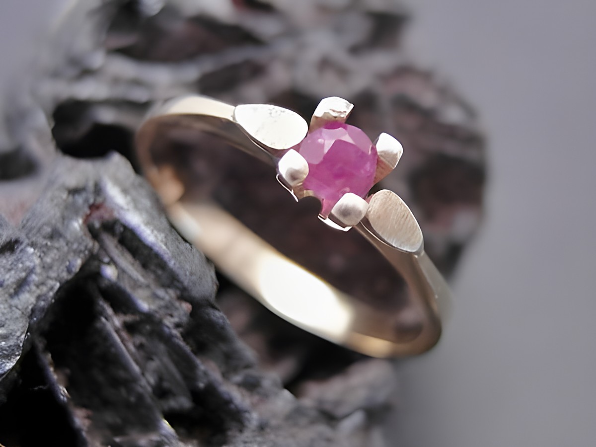 Goldring schlicht elegant in Größe 50,5 mit einem Rubin aus Gold 333. Hersteller Juwelier Harnisch, geeignet bis Größe 52/17.