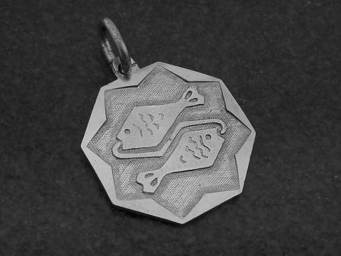 Silber Anhänger Platte Sternzeichen Fische mit gravierten Fischen, Hersteller Juwelier Harnisch, ideal für Liebhaber des Sternzeichens Fische.