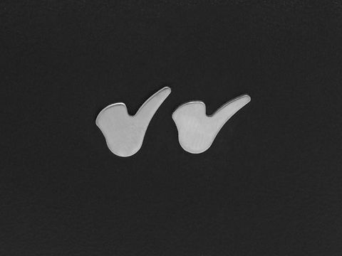 60846-0 Edelstahl Ohrringe in Form einer Pfeife als Ohrstecker, Hersteller Juwelier Harnisch, zeitloses Design, ideal für den täglichen Gebrauch oder besondere Anlässe.