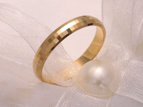 Ehering aus 585er Gold in Größe 64 mit funkelndem Design, sanft geschwungene Form und polierte Oberfläche, präsentiert auf hellem Untergrund zusammen mit einer Perlenschnur.
