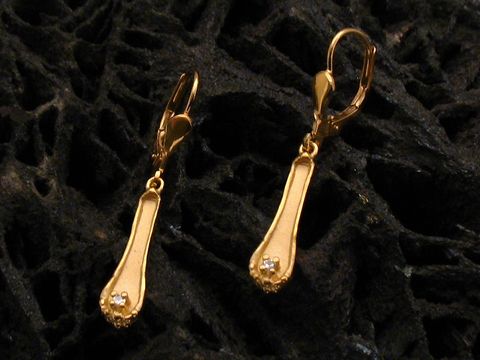 Ohrringe aus gold mit diamant 0,03 ct. W/Si von juwelier harnisch, elegante ohrhänger mit stein in tropfenform, geeignet für besondere anlässe oder den täglichen gebrauch.