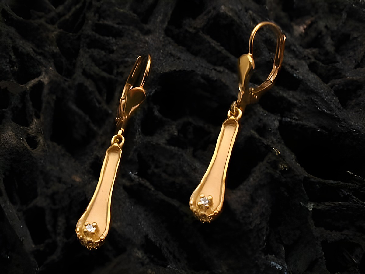 Ohrringe aus gold mit diamant 0,03 ct. W/Si von juwelier harnisch, elegante ohrhänger mit stein in tropfenform, geeignet für besondere anlässe oder den täglichen gebrauch.