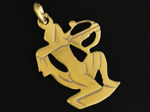 Schütze Anhänger Gold 333 im plastisch flachen Design, Hersteller Juwelier Harnisch, zeigt das Sternzeichen Schütze in stilisierter Form.