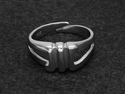 Silberring rho in modernem Design mit einer verstellbaren Größe, ohne Stein und rhodiniert, hergestellt von Juwelier Harnisch.