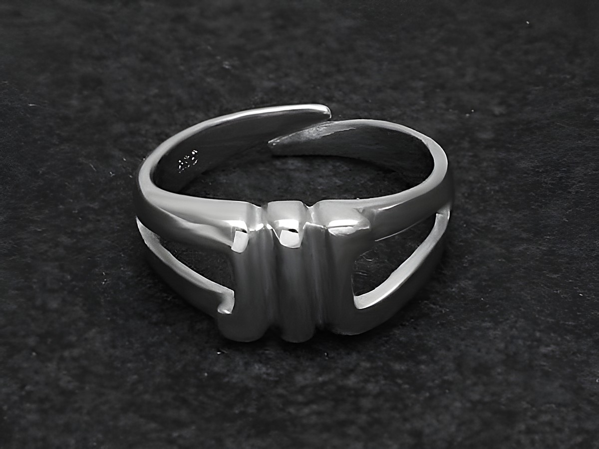 Silberring rho in modernem Design mit einer verstellbaren Größe, ohne Stein und rhodiniert, hergestellt von Juwelier Harnisch.