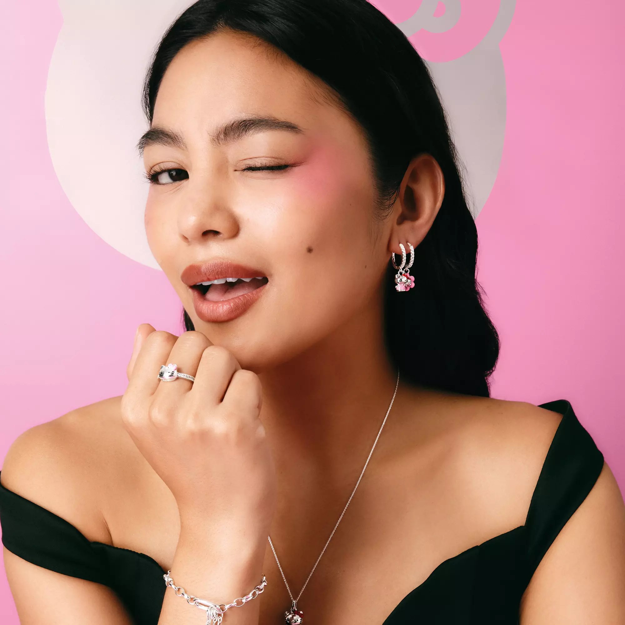 Thomas Sabo Hello Kitty Single-Creole mit weißem Zirkonia – rosa Kleid – Ansicht 3