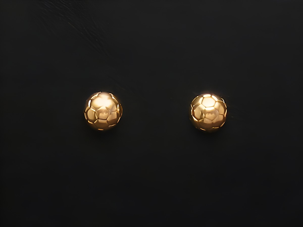 Ohrringe 6,2 mm Gold 585 Ohrstecker mit sportlichem Design in Form von Fußbällen, Hersteller Juwelier Harnisch, ideal für Fußballfans und als besondere Geschenkidee.