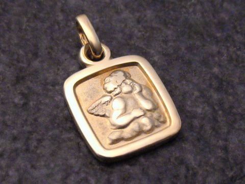 Goldener Anhänger mit einem Schutzengel-Motiv, gefertigt vom Juwelier Harnisch, der Engel zeigt Götterlieblichkeit. Ideal als Geschenk mit der Botschaft Gott schütze Dich.