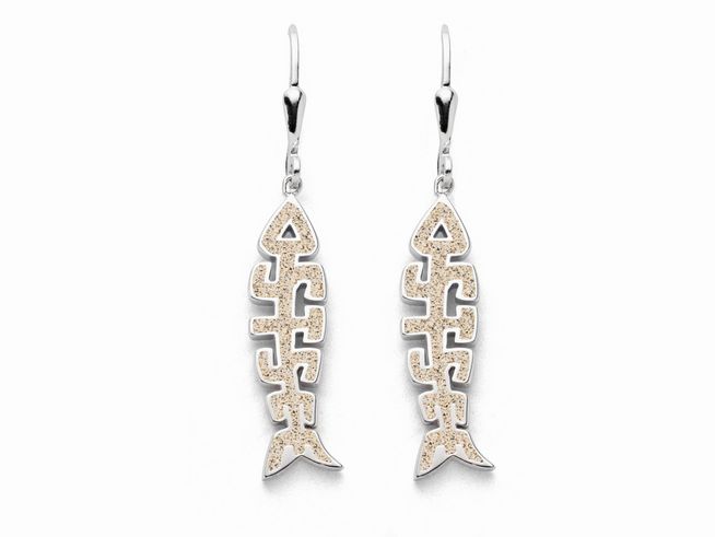 DUR Ohrringe aus rhodiniertem Sterling Silber in Fischgrätenform mit einem eleganten, feinen Design, inspiriert von der Ostsee. Ideal für einen maritimen Look.