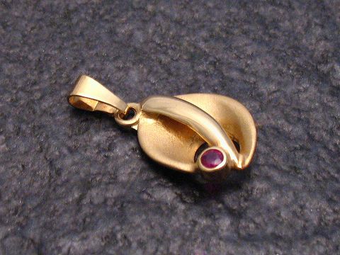 Gold Anhänger traumhaft mit Rubin, Gold 585, vom Hersteller Juwelier Harnisch, elegantes Design mit glänzender Oberfläche und funkelndem Rubin.