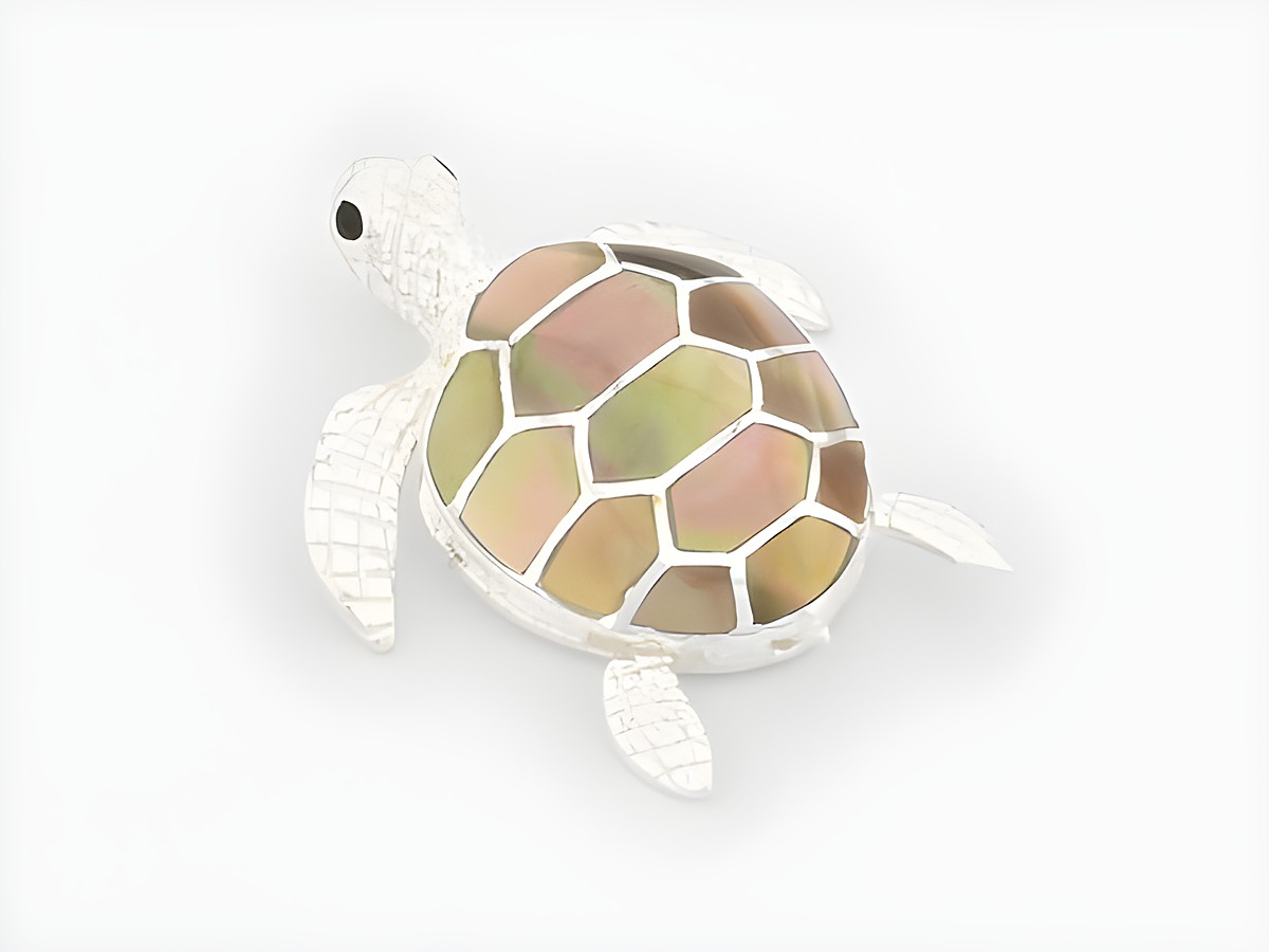 Charmanter Anhänger in Form einer Schildkröte aus Sterling Silber mit Perlmutt. Ideal für Tierliebhaber und als elegantes Schmuckstück. Hersteller: Juwelier Harnisch.