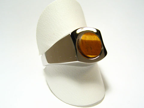 Silber Ring rhodiniert mit braunem Tigerauge, verstellbar, hergestellt von Juwelier Harnisch, elegant auf einem Schmuckständer präsentiert.