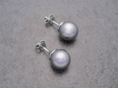 Ohrringe mit grauen Perlen aus Sterling Silber, Perlentraum, Durchmesser 8,3 mm, gefertigt vom Juwelier Harnisch, elegante Glasperle in zeitlosem Design.