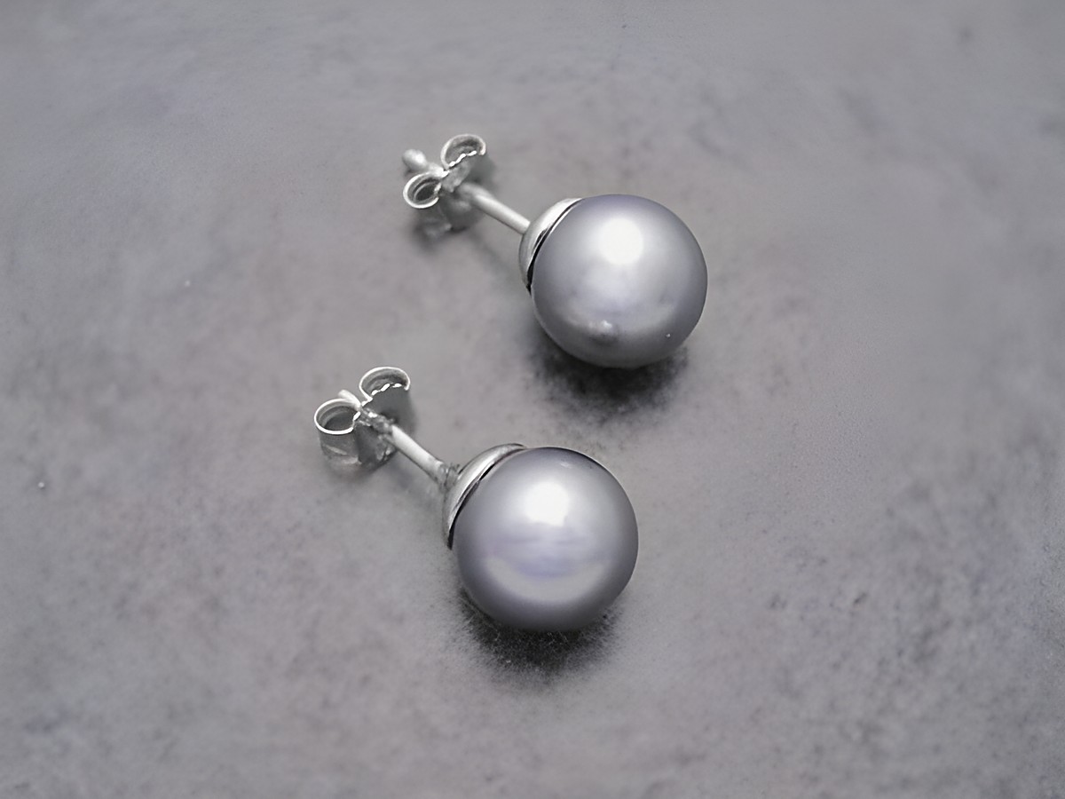 Ohrringe mit grauen Perlen aus Sterling Silber, Perlentraum, Durchmesser 8,3 mm, gefertigt vom Juwelier Harnisch, elegante Glasperle in zeitlosem Design.