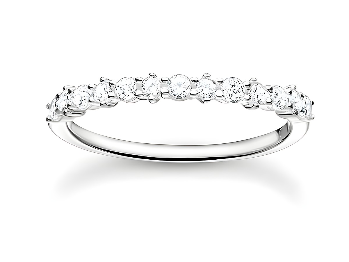Eleganter Thomas Sabo Charming Ring aus Sterling Silber mit weißen Zirkonia in der Größe 48, geschmückt mit funkelnden Steinen in einer stilvollen Anordnung.