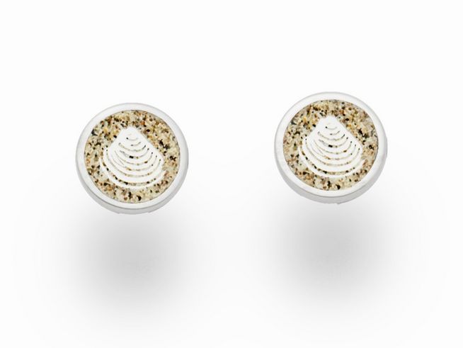 Ohrringe aus Sterling Silber der Marke DUR mit einem Muscheldesign und Strandsand in 8 mm Größe, elegant und maritim, ideal für den Alltag oder besondere Anlässe.