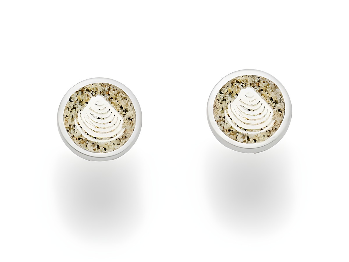 Ohrringe aus Sterling Silber der Marke DUR mit einem Muscheldesign und Strandsand in 8 mm Größe, elegant und maritim, ideal für den Alltag oder besondere Anlässe.