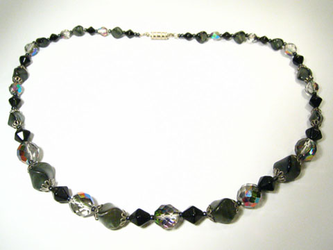 Funkelnde schöne Kette in Grau - Schwarz 50 cm -NEU- von Juwelier Harnisch mit Ketten Stein in verschiedenen Formen und Farben, ideal für elegante Anlässe.