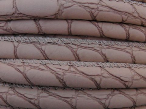 Nappaleder im Reptil-Look in cream, 70 cm lang und 6 mm breit, mit einem Silber Karabiner, hergestellt von Juwelier Harnisch.