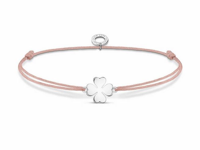 Beiges Nylonarmband von Thomas Sabo mit einem Anhänger in Form eines Kleeblatts aus Sterling Silber, verstellbar von 14 bis 20 cm, elegant und modern gestaltet.