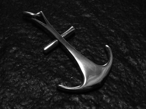 Sterling Silber Anhänger in Form eines Ankers, geeignet für maritime und seefahrtsaffine Schmuckliebhaber, hergestellt von Juwelier Harnisch.