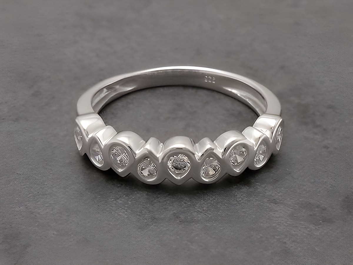 Tropfen Ring zeitlos aus Sterling Silber rhodiniert mit Zirkonia in Größe 60, Hersteller Juwelier Harnisch, elegantes Design mit funkelnden Steinen.