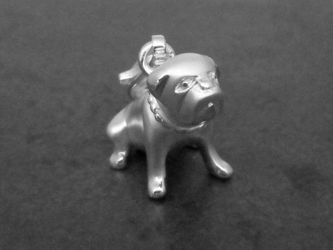 Mops Hund Charms Anhänger aus Sterling Silber mit Karabiner, detailreich gestaltet, ideal als Schmuckstück oder Geschenk für Tierliebhaber. Hersteller Juwelier Harnisch.