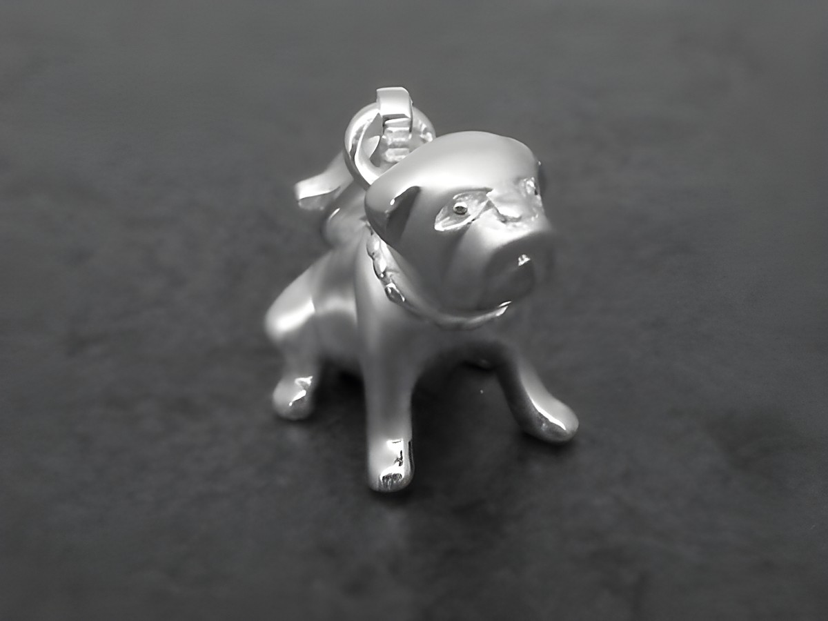Mops Hund Charms Anhänger aus Sterling Silber mit Karabiner, detailreich gestaltet, ideal als Schmuckstück oder Geschenk für Tierliebhaber. Hersteller Juwelier Harnisch.
