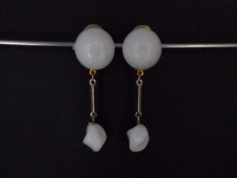 71845-0 Ohrclip in sommerweiß mit goldfarbenen Akzenten und Kunstharz, zeitloses Design von Juwelier Harnisch, elegant mit hängenden Elementen für einen stilvollen Look.