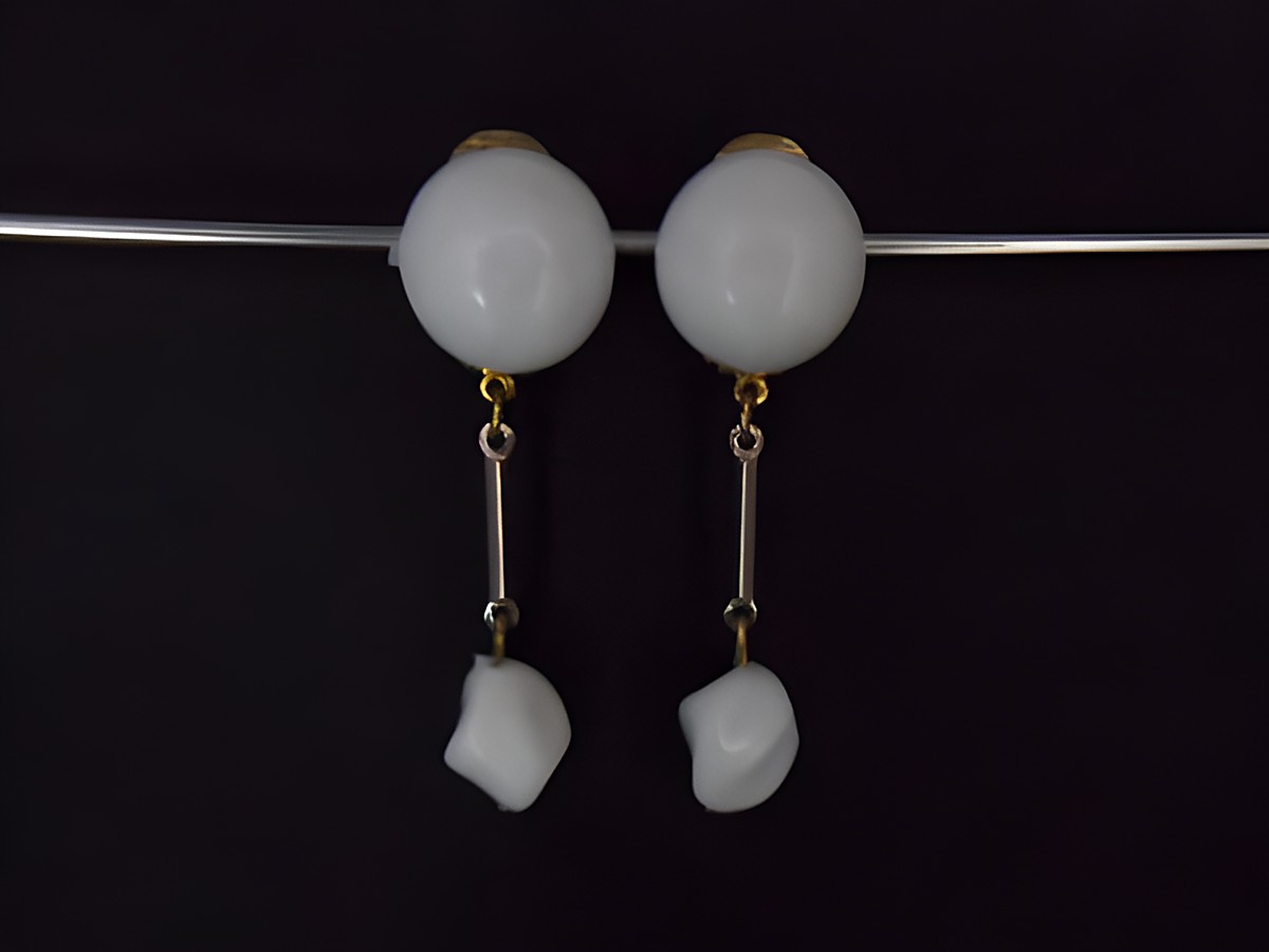 Ohrclip in sommerweiß mit goldfarbenen Akzenten und Kunstharz, zeitloses Design von Juwelier Harnisch, elegant mit hängenden Elementen für einen stilvollen Look.