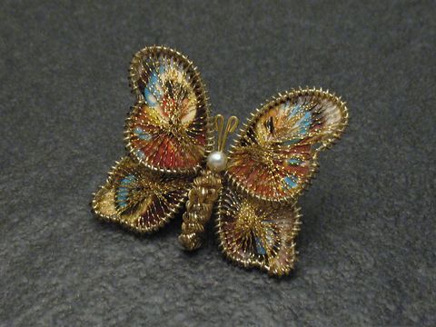Filigrane Brosche Handarbeit 30x34 mm Schmetterling in gold und bunten Farben mit Perle, Hersteller Juwelier Harnisch, idealer Modeschmuck für besondere Anlässe.