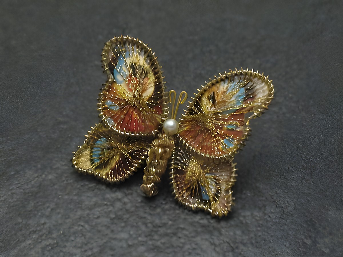 Filigrane Brosche Handarbeit 30x34 mm Schmetterling in gold und bunten Farben mit Perle, Hersteller Juwelier Harnisch, idealer Modeschmuck für besondere Anlässe.
