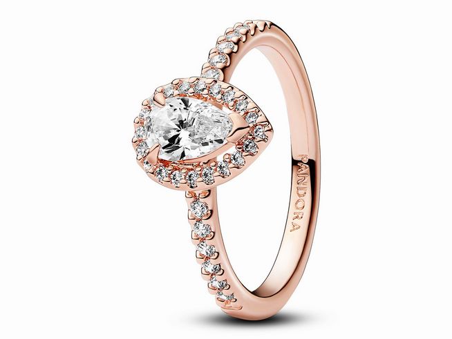 Funkelnder Birnen-Kranz Ring von Pandora in Roségold Vergoldung mit Zirkonia, Größe 58. Der Ring hat einen großen, leuchtenden Stein in Birnenform, umgeben von kleinen Zirkonia.