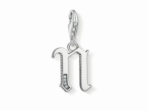 Charm-Anhänger Buchstabe N aus Silber von Thomas Sabo, filigran gearbeitet mit feinen Details, ideal als persönliches Schmuckstück oder Geschenk.