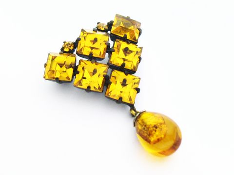 Gelbe Strass Brosche im sexy City Look aus den 70ern, hergestellt von Juwelier Harnisch, mit leuchtenden gelb-braunen Steinen und einem tropfenförmigen Anhänger.