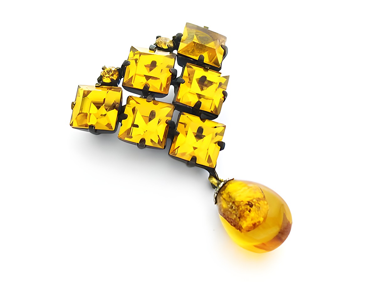 Gelbe Strass Brosche im sexy City Look aus den 70ern, hergestellt von Juwelier Harnisch, mit leuchtenden gelb-braunen Steinen und einem tropfenförmigen Anhänger.