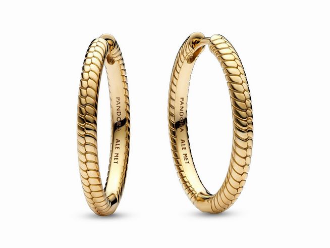 Zwei elegante Ohringe aus vergoldetem Metall im modernen Design mit feiner, gewellter Struktur. Ideal für stilvolle Akzente und besonderen Anlässe, Hersteller Pandora.