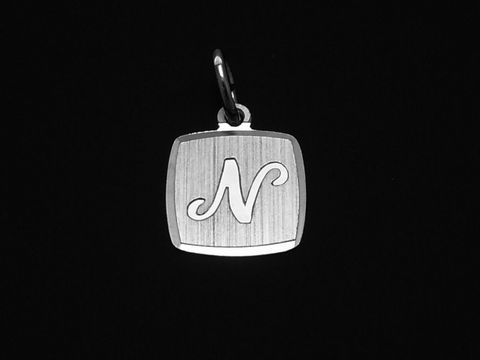 Buchstabe N Anhänger aus rhodiniertem und mattiertem Sterlingsilber, der auf einer schwarzen Unterlage präsentiert wird. Hersteller ist Juwelier Harnisch.