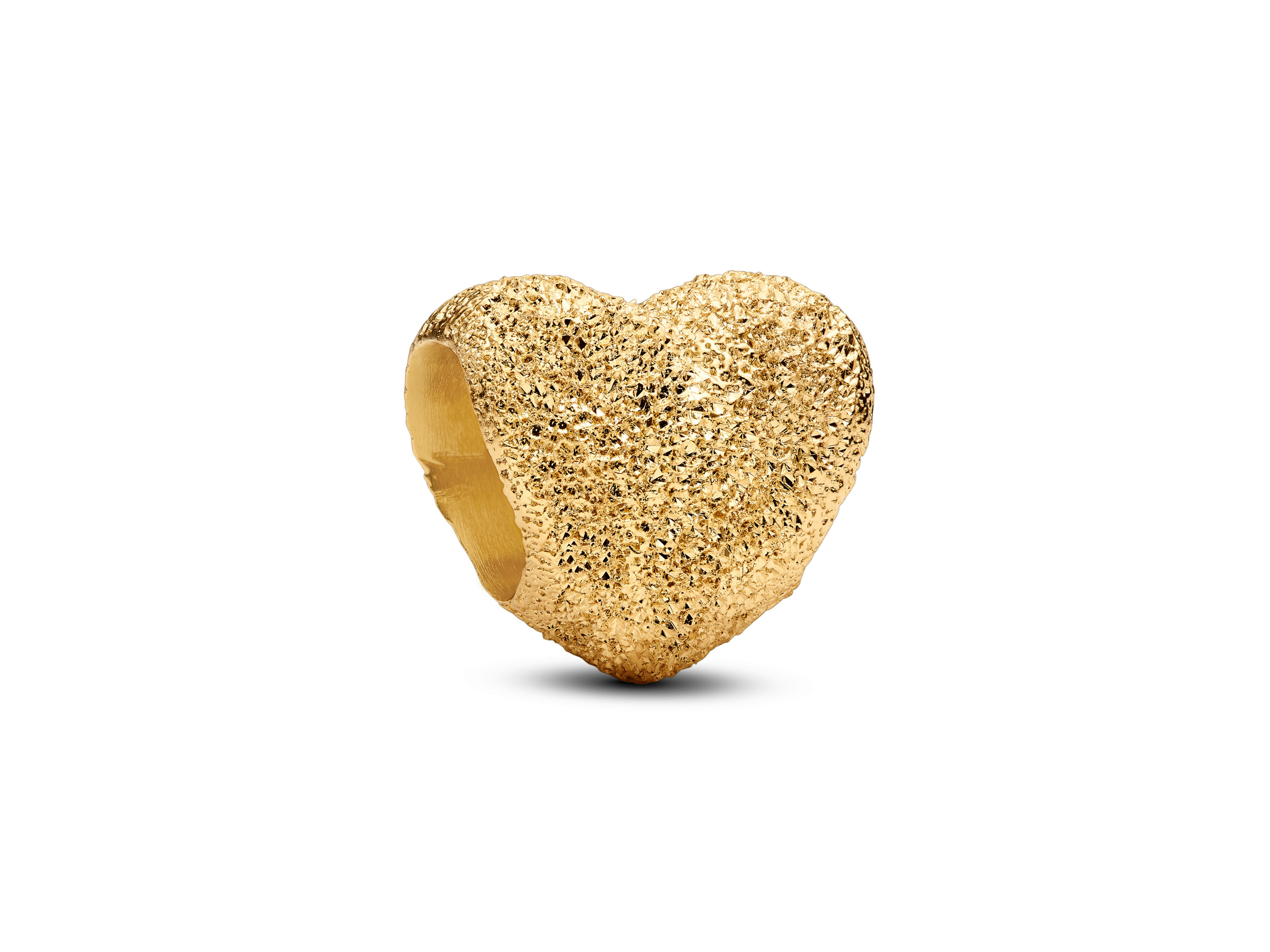 Ein strukturiertes Herz Mini-Charm aus gelbgold vergoldetem Material von Pandora, verziert mit einer rauen Oberfläche, ideal für persönlichen Schmuck. Neuheiten im Angebot.
