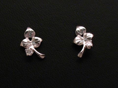 Ohrringe Blatt aus Weißgold 585 mit einem Diamanten von 0,06 ct W/P, elegant und stilvoll, ideal für besondere Anlässe oder den täglichen Gebrauch, Hersteller Juwelier Harnisch.
