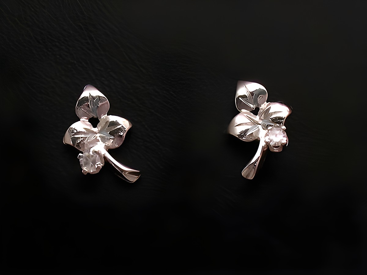 Ohrringe Blatt aus Weißgold 585 mit einem Diamanten von 0,06 ct W/P, elegant und stilvoll, ideal für besondere Anlässe oder den täglichen Gebrauch, Hersteller Juwelier Harnisch.
