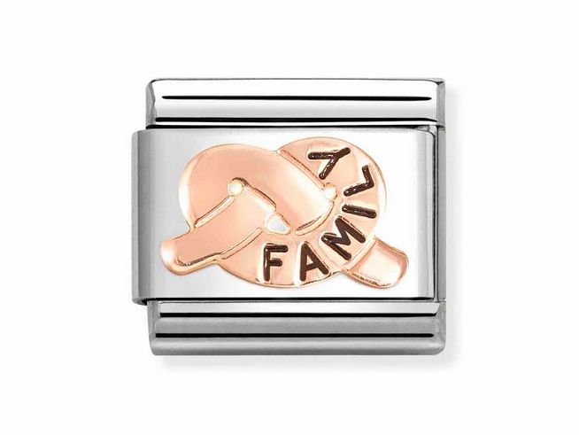 Das Bild zeigt ein charmendes Schmuckstück von Nomination in Roségold, das das Wort FAMILY in stilisierter Schrift zeigt, umgeben von einem eleganten Knoten-Motiv.