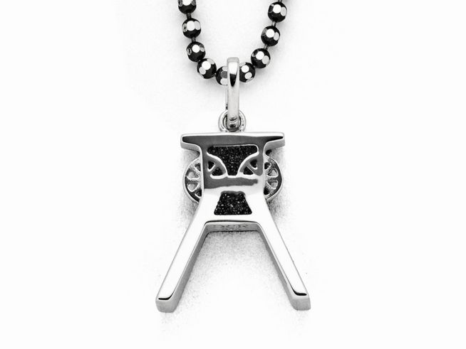 Sterling Silber Anhänger in Form eines Förderturms, verziert mit schwarzem Lavasand, an einer eleganten Kette, hergestellt von DUR Schmuck.