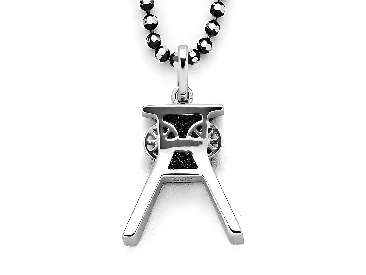Sterling Silber Anhänger in Form eines Förderturms, verziert mit schwarzem Lavasand, an einer eleganten Kette, hergestellt von DUR Schmuck.