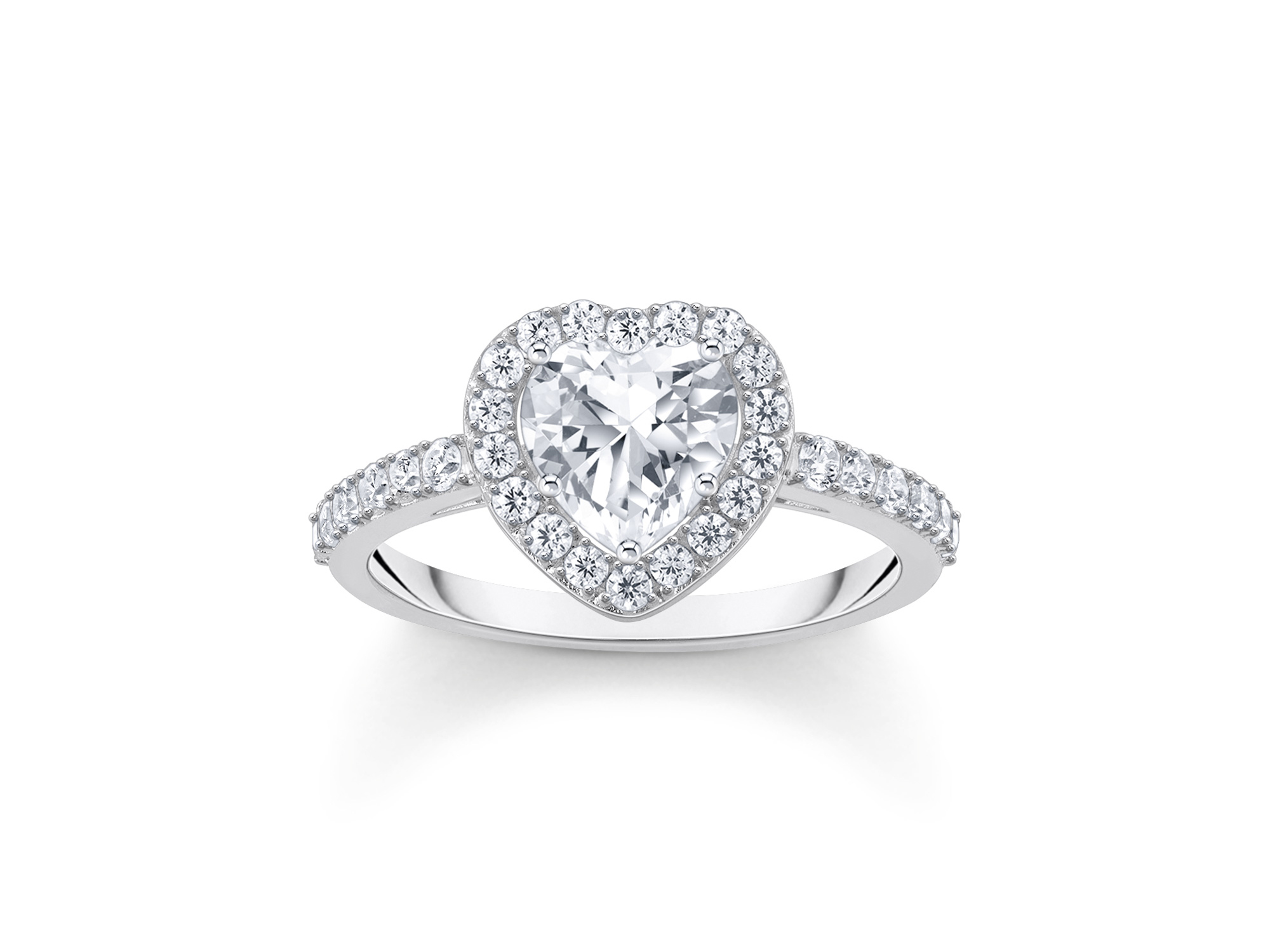 Ein eleganter Herzring aus Silber mit Zirkonia, der im Zentrum einen herzförmigen Stein einfängt, umgeben von funkelnden Steinchen, ideal für romantische Anlässe.