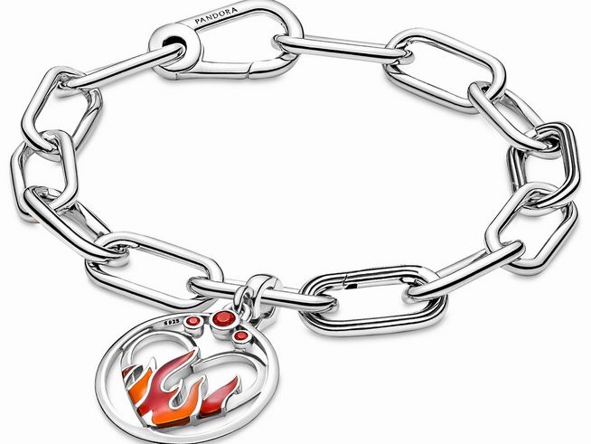 Pandora ME Medallion Feuer Innen aus Sterling Silber mit bunten Kristallen auf einer stylischen Kette. Ideal für individuelle Schmuckkreationen und Ausdruck von Persönlichkeit.